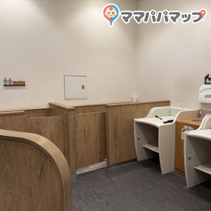 キッズトイレの横。おむつ替えのときに下に敷く紙シートと袋がありました。ただ扉等開けてるので、人の目に触れます。