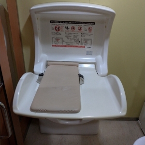 オムツ台。片手で開けられます。