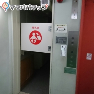 入口の押戸の向こうは暗いです。その奥にもう１枚扉があります。