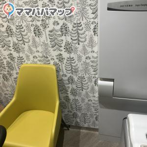 狭いですが中から鍵も掛けられベビーカーごと入れます。オムツ交換台も中にあるので、授乳とオムツ交換が一気にできるのが良かったです。