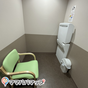 授乳室はオムツ台と椅子のみ。ベビーカー入りやすいです。