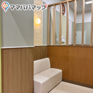 入ってすぐにソファ