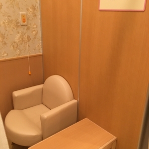 授乳室内。バッグなどをおける台もあって嬉しい！