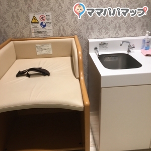 おむつ交換台の隣に水道があるのですぐ手が洗えて衛生的