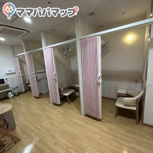 DAISO、francfrancの近くのところにありました！オムツ台、電子レンジ、上に扇風機、個室の中には荷物置ける台もありました。ベビーカーはギリはみ出るくらいでした、、がてとても快適に授乳できました！
