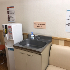 調乳用のお湯サーバーと手洗い用シンク