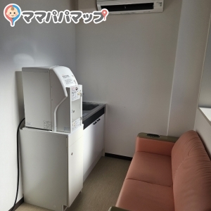 にじいろ(子育て広場＆キッズスペース)(1F)の授乳室・おむつ替え台の写真(2枚目)