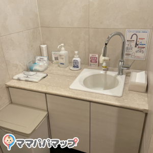 おしりふき、ビニール袋、調乳用お湯、水道、手洗い石鹸、消毒まで備品がしっかり揃っているありがたい場所です。また使用させていただきたいと思いました。