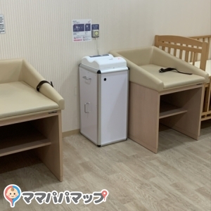 オムツ交換台・ゴミ箱・ベビーベッド