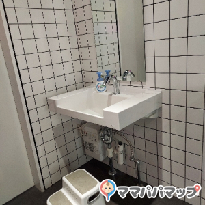 洗面台には子ども用に踏み台がありました。