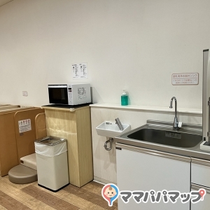 調乳用のお湯と、手洗いできる水道があったのが良かった。オムツ台は綺麗でした。