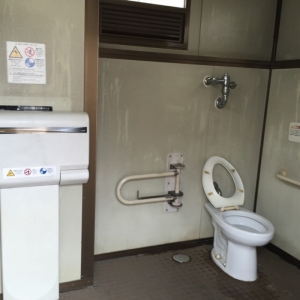 赤羽緑道公園 多機能トイレのオムツ替え台情報 画像2
