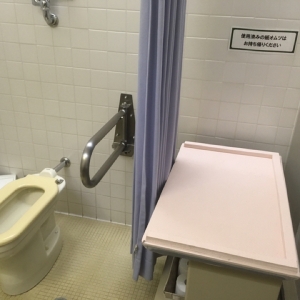 1階奥の多目的トイレのおむつ台