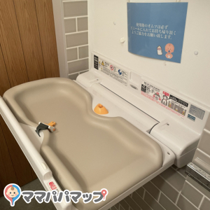 私はオムツ替えシートを敷いて利用しましたが、綺麗でした。