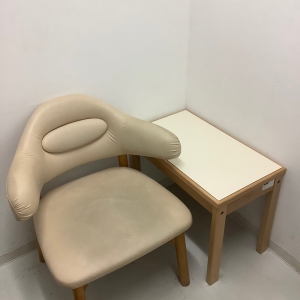 椅子とテーブル