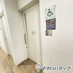 国立新美術館（1F展示場途中休憩室）(1F)の授乳室・おむつ替え台の写真(5枚目)