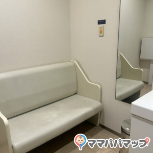 大人が3人くらい座れるくらいのソファあり