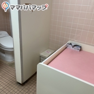 屋外にあるトイレにオムツ替え台が設置されていました。ゴミ箱とビニール袋はあります。アルコール消毒はありません。