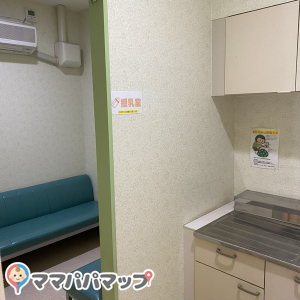2階女子トイレ入ってすぐ左側にあります