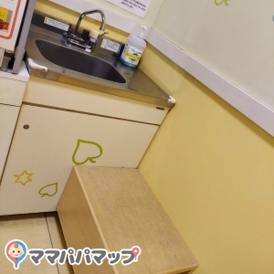 手洗い場には、子ども用の足台がありました。