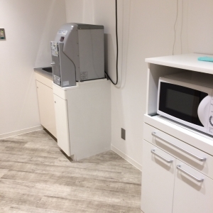 お湯と電子レンジ完備。