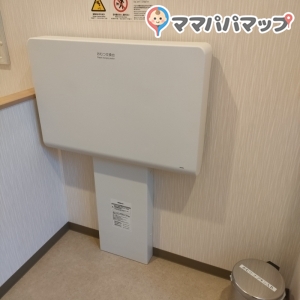 とがし医院 耳鼻咽喉科(1F)のオムツ替え台情報 画像4