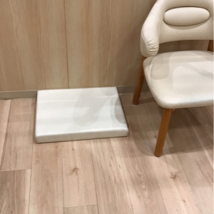 子どもの服が着替えさせれる台があります