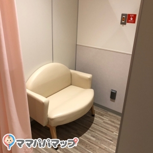 授乳室の椅子は広く綺麗で座った横に赤ちゃんを寝かせることも可能