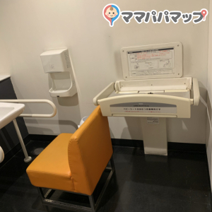 2階のボーリング受付の近くにある多目的トイレに椅子があり店員さんに確認したら授乳で使って良いとの事でした。多目的トイレなのでゆっくりあげる事は出来ません。