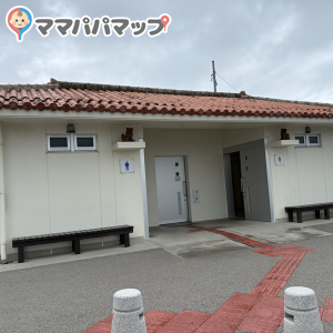 いらぶ大橋　海の駅(屋外多目的トイレ)のオムツ替え台情報 画像2