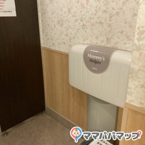 女子トイレにもオムツ台あります。