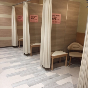 アカチャンホンポの駐車場に行く通路から入れます。授乳室は広くて綺麗で6部屋ありました。体重計もあって良かったです！