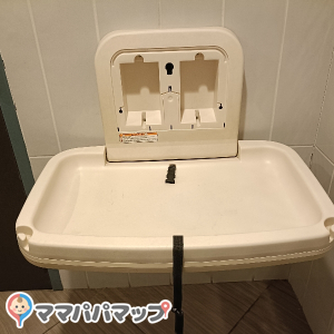 ベルト付きのおむつ交換台