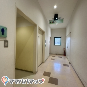 トイレとトイレの間にありました