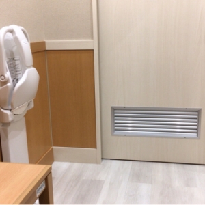 ソファに座って入口に向いた写真です。ソファは大人2人でも座れます。また右側には姿見があります。ベ1人用ベビーカーなら余裕で入ります