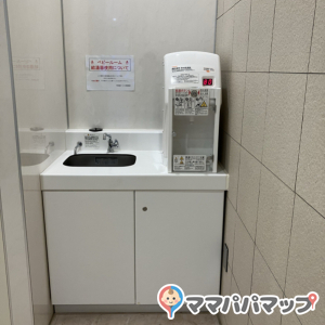 比較的新しいのか、内装は綺麗でした。調乳用のお湯と手洗い場があります。授乳室は2つで鍵付きです。