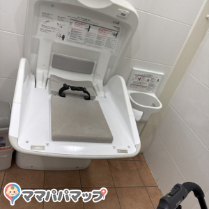 ミスターマックス町田多摩境店(1F)の授乳室・おむつ替え台の写真(1枚目)