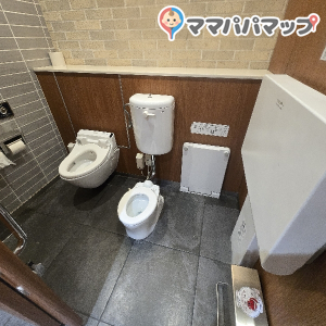 男性トイレにも１つおむつ替えの台があります。