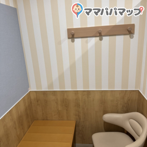 個室で一つ一つの部屋も広く、荷物掛けも荷物置きの机もあるので、とっても快適に授乳出来ます！