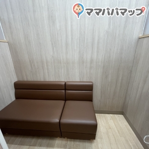 ソファは長め.机肘掛け無し