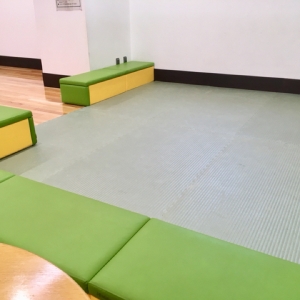 1階 授乳室・オムツ換え室前のキッズスペース（プレイマット）