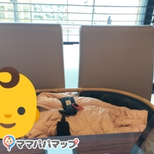 寝返り前。テーブル席でクーファンを借りました。