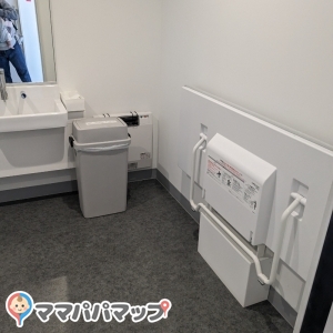 多目的トイレの中のおむつ交換台