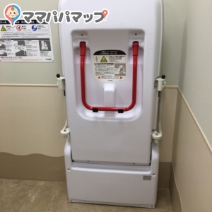 オムツ替えのベッドは、二種類。どちらもこういう折り畳みタイプ。