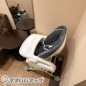 カフェを利用しました。オムツ替えしたい事を伝えると、B1階の個室の授乳室を案内してくれました。個室が何個かあり、鍵もかかります。ハイローチェアやお湯、授乳シュッションなどもあるのでとても便利です。また、前　全階エレベーターで繋がってるので移動しやすいです！