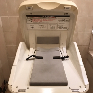 女性トイレの中にオムツ台があります。