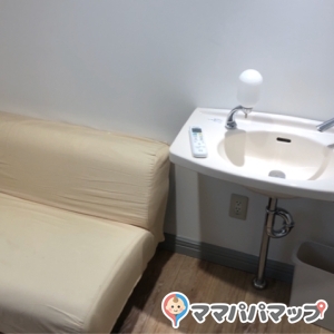 スタジオ・パレット　岡崎・戸崎店(1F)の授乳室・おむつ替え台の写真(1枚目)