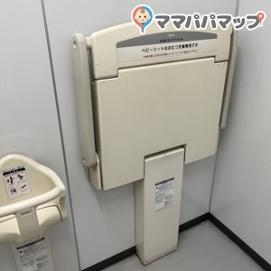 コモディイイダ2階多目的トイレ(2F)のオムツ替え台情報 画像1