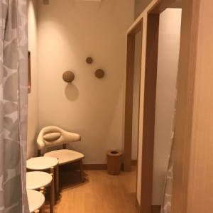 授乳室内。個室が２部屋、手前にソファもあるので満室の際はここでも授乳できます。
