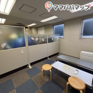 授乳室は声をかけてエレベーターのロックを解除してもらい2階に上がって利用する流れでした。また他のお母さんが来る可能性もあるので男性の入室は禁止でした。(2階には一緒に行けますが部屋の外で待機でした)